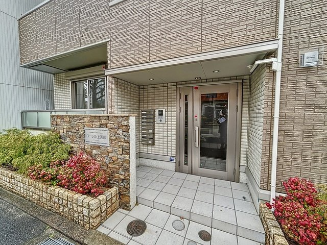 神戸市灘区上河原通１丁目のアパートのエントランス