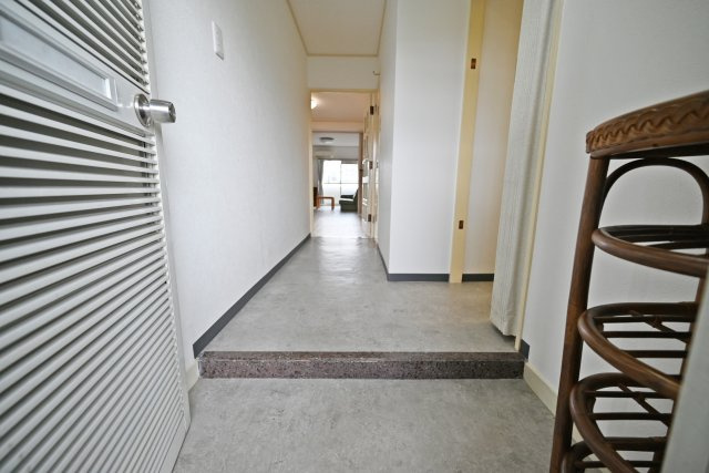 コスモハイツ新大阪の玄関