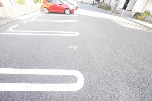 アルルガーデンの駐車場