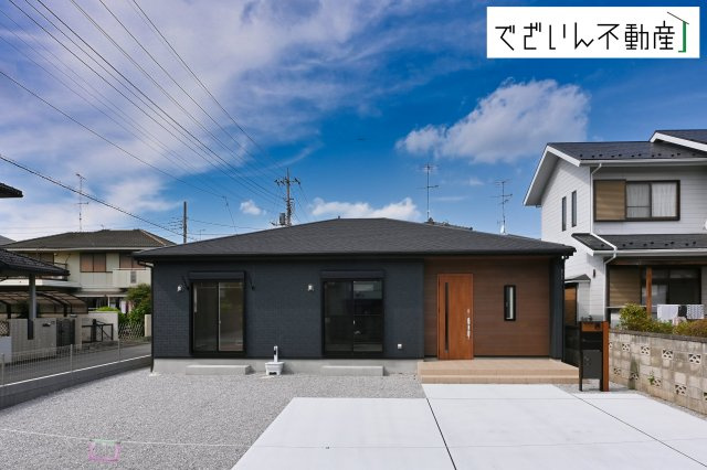 【外観】 | blooming garden熊谷市拾六間　【平屋】新築住宅 | 南向きの穏やかな佇まいが、家族の新しい日常を優しく包み込む。静かな街並みに、安心して子育てできる環境が整っています。
現地(2026年9月撮影)