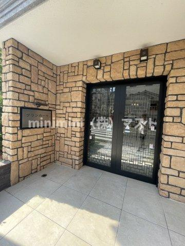 大阪市浪速区元町２丁目の賃貸マンションのエントランス