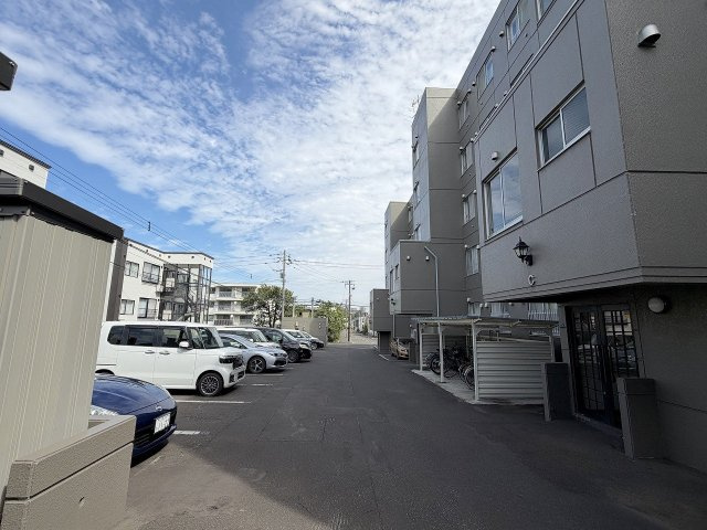 ハウスオブリザ稲穂の駐車場|駐車場は全戸分あり利用可能♪屋根付きの駐輪場もあります♪