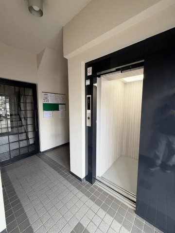 ハウスオブリザ稲穂のエントランス|建物は５階建・エレベーターありの３階部分です♪