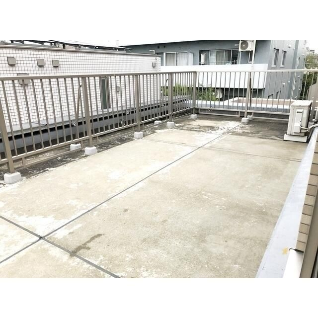 ボヌール都立大学参番館のバルコニー|お洗濯にも便利なバルコニー付き
