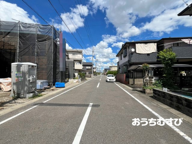 小牧市藤島2丁目(全3棟)の前面道路含む現地写真