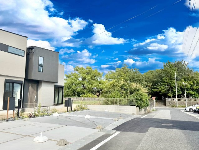 刈谷市築地町11期の前面道路含む現地写真|十分な幅が確保されており、車の出し入れもスムーズ。お子様の送り迎えなど、日常の動作も快適に行えます。									
									