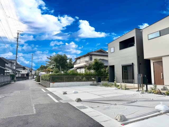 刈谷市築地町11期の前面道路含む現地写真|十分な幅が確保されており、車の出し入れもスムーズ。お子様の送り迎えなど、日常の動作も快適に行えます。									
									
