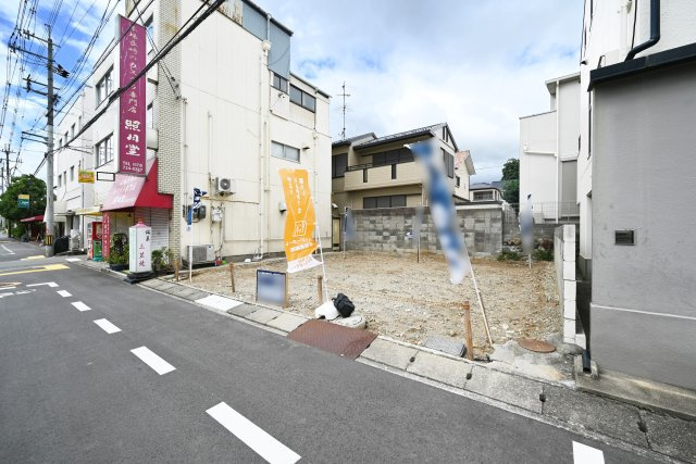箕面市桜ケ丘1丁目売り土地の外観|南側幅員約16ｍの道路に面しており、陽当たりも良好です。