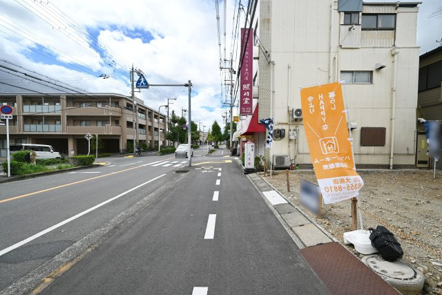 箕面市桜ケ丘1丁目売り土地の前面道路含む現地写真|南側前面道路　幅員約16.6ｍ（歩道含む）