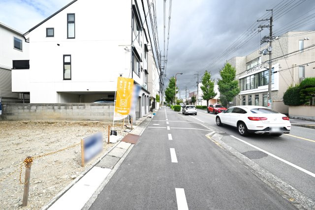 箕面市桜ケ丘1丁目売り土地の前面道路含む現地写真|南側前面道路　幅員約16.6ｍ（歩道含む）