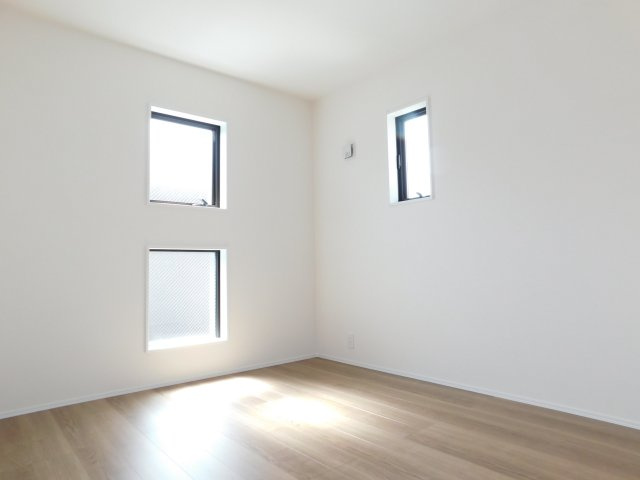 名古屋市中川区下之一色町字宮分の新築一戸建の洋室|◇２階洋室◇　　南面で明るい洋室５．４帖　全居室収納完備！　