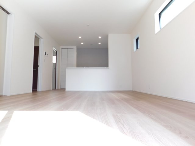名古屋市中川区下之一色町字宮分の新築一戸建の居間・リビング|◇リビング◇　　南面で明るいリビング１５．７帖　リビングが見渡せる対面キッチン♪