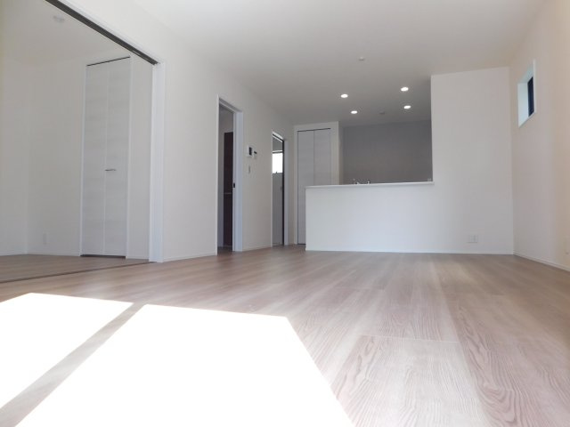 名古屋市中川区下之一色町字宮分の新築一戸建の居間・リビング|◇リビング◇　　南面で明るいリビング１５．７帖　キッチン横に収納完備！