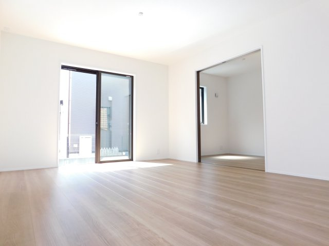 名古屋市中川区下之一色町字宮分の新築一戸建の居間・リビング|◇リビング◇　　南面で明るいリビング１５．７帖　洋室と続き間で１９．７帖の広々空間になります♪