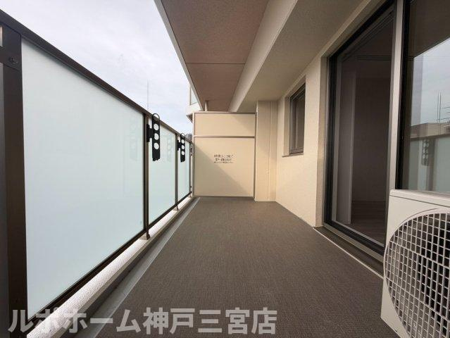 セレニテ神戸駅前アリエのバルコニー