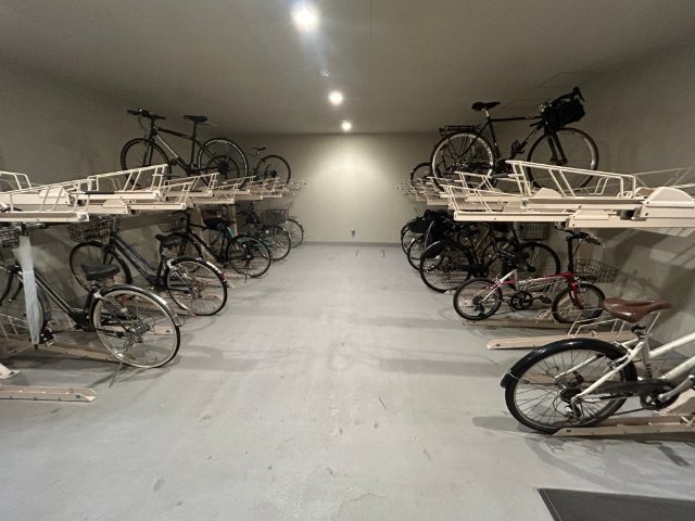 オークスクエア本郷の駐車場
