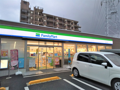 ファミリーマート白鳥四丁目店まで40ｍ