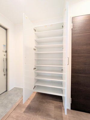大きなシューズBOXがある事により、土間を広く利用できます★