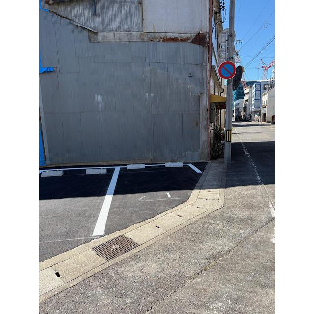 川端町21駐車場の内装