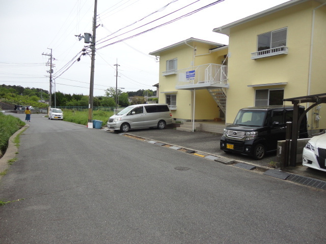 コンフォルト畠田の駐車場