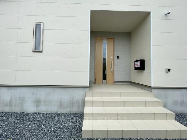 クレイドルガーデン前橋市青柳町第２８　２号棟の玄関|スマートキー付きの玄関。
鍵を探すことなくドアの開閉が可能です。
郵便物を守る鍵付きポストです。
インターホンは録画機能付きで防犯面に優れます。
