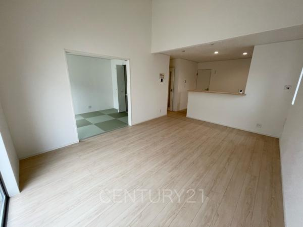 クレイドルガーデン前橋市青柳町第２８　２号棟の居間・リビング|勾配天井の開放感のあるリビングです。