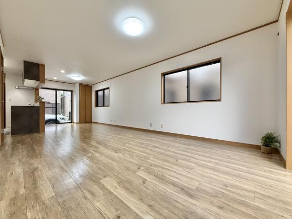 【洋室】 | 2面採光なので、日差しを長時間受ける事が出来る暖かいお部屋です。