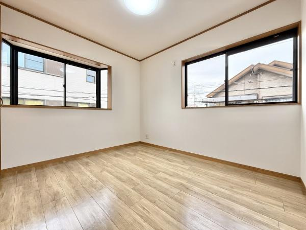 【洋室】 | 全居室には収納を完備！普段使いのお洋服や小物はもちろん、季節物のお洋服などもしっかりと整理整頓おしまい頂けます。居室空間をより広く隅々までお使いいただけますね♪