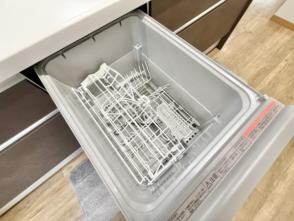 【キッチン】 | 食器洗乾燥機付きで家族の食器もピカピカ。後片付けもラクラクこなせて、日々の生活には欠かせない便利設備。環境にもママの手にも優しいのがうれしいですね。