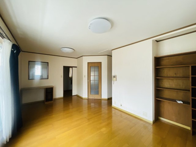 【居間・リビング】 | 揖保揖保郡太子町東南/中古戸建 | ゆったり過ごせる居間です