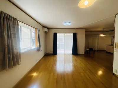 【居間・リビング】 | 揖保揖保郡太子町東南/中古戸建 | ゆったりとした居間です