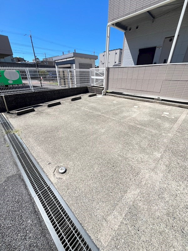 尼崎市塚口本町１丁目の賃貸マンションの駐車場