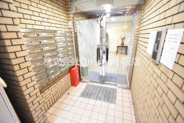 大阪市生野区小路東１丁目の賃貸マンションのエントランス