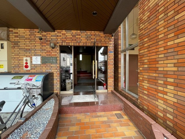 東大阪市高井田本通２丁目の賃貸マンションのエントランス