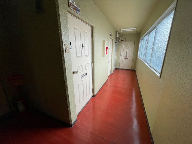 東大阪市高井田本通２丁目の賃貸マンションのロビー