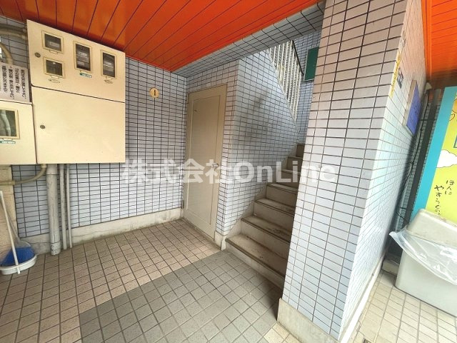 東大阪市高井田中４丁目の賃貸マンションのエントランス