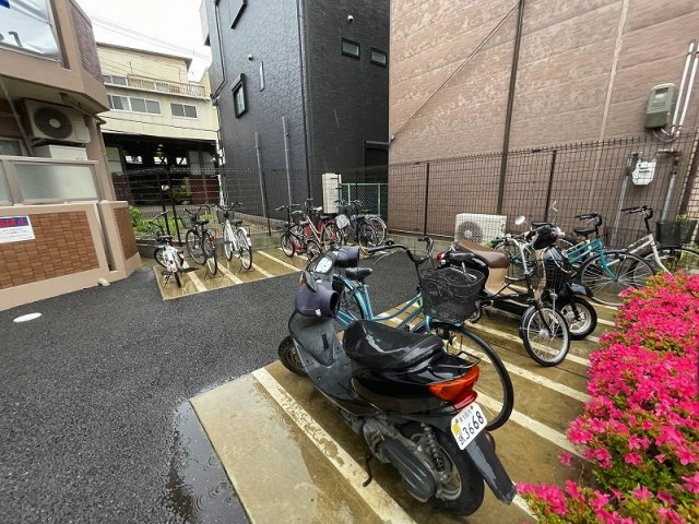 東大阪市西堤本通東１丁目の賃貸マンションの駐車場