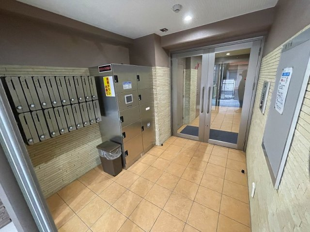 東大阪市西堤本通東１丁目の賃貸マンションのロビー