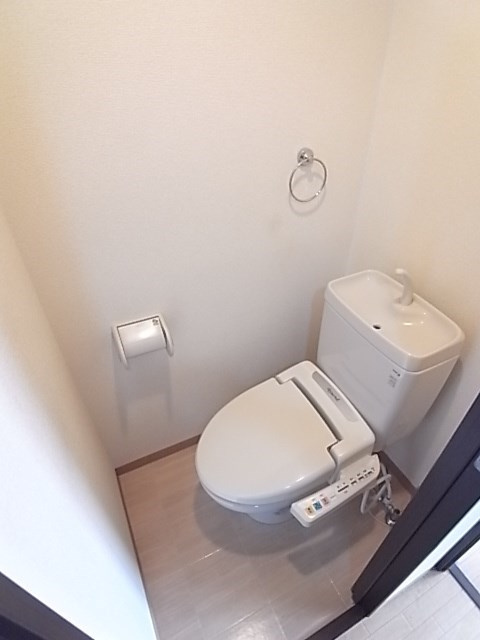 尼崎市昭和南通５丁目の賃貸マンションのトイレ