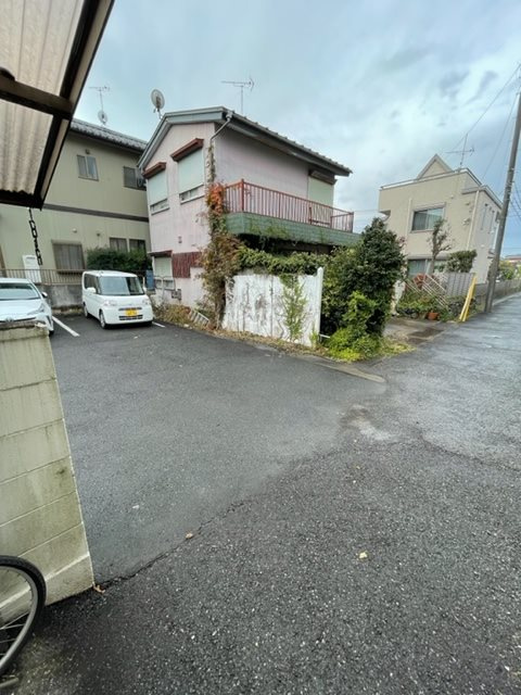 コーポラスアタゴの駐車場|駐車場があるので、車を買う予定の方も安心です
