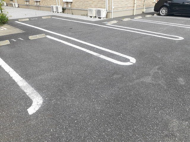 エレガント・ヒルズの駐車場|車をお持ちの方に嬉しい駐車場付きの物件です