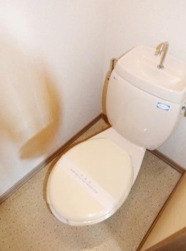 横浜市磯子区杉田５丁目の賃貸マンションのトイレ