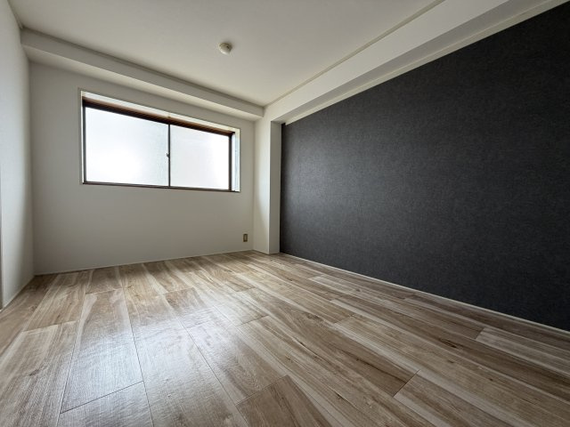 シャトル山之内の洋室