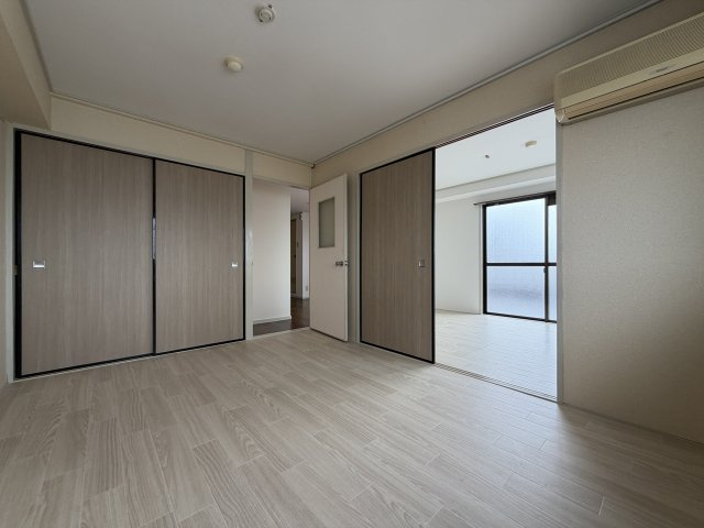 シャトル山之内の洋室