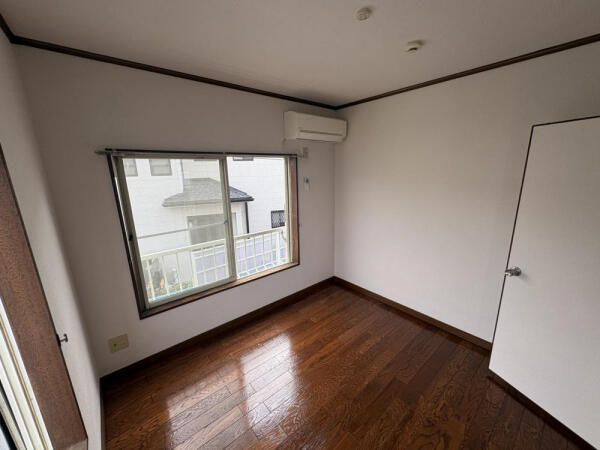 横浜市港北区岸根町のアパートの居間・リビング