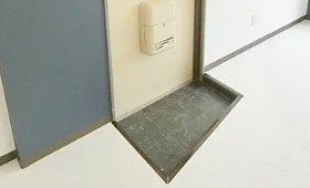 栄光ビルの玄関