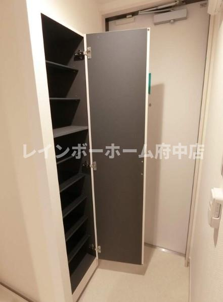 リブリ・インベスト府中の玄関