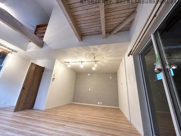梅が丘　戸建ての居間・リビング|リビングには天井の木目がアクセントとなり開放感を感じられます。室内はシンプルな造りで家具のレイアウトがしやすい印象です。