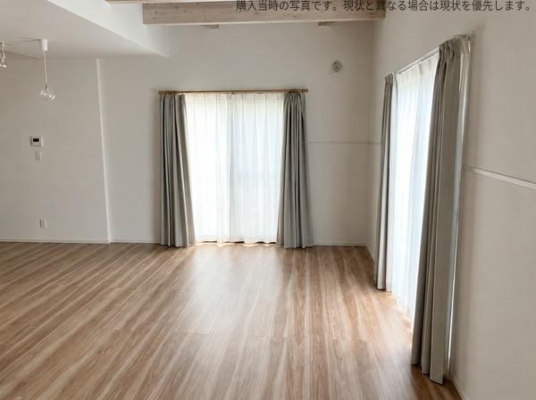 杉原　戸建ての居間・リビング|二面採光で自然な明るさが魅力的なリビングです。ナチュラルなフローリングが空間を広く見せます。白を基調とした壁が清潔感を演出しています。窓際のカーテンも落ち着いた雰囲気を感じさせます。