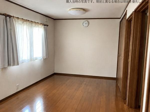 杉原　戸建ての洋室|明るい日差しが差し込む洋室です。窓が大きく開放感があります。収納スペースも整っています。床や壁がシンプルなデザインで使いやすい空間となっています。